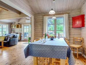 uma cozinha e sala de jantar com mesa e cadeiras em Holiday Home Uuno - 1-2km from the sea in NE Jutland by Interhome em Hadsund