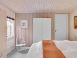 Holiday Home Rudi - 450m from the sea in NE Jutland by Interhome tesisinde bir odada yatak veya yataklar