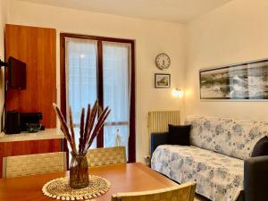 een woonkamer met een tafel en een bank bij Terrazza a pochi passi dal mare in Loano