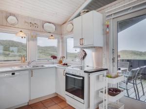 Kuchyň nebo kuchyňský kout v ubytování Holiday Home Eri - 300m from the sea in NW Jutland by Interhome