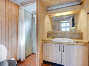 Koupelna v ubytování Holiday Home Evan - 1-3km from the sea in NW Jutland by Interhome