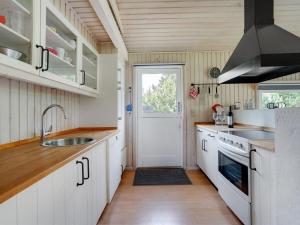 Kuchyň nebo kuchyňský kout v ubytování Holiday Home Evan - 1-3km from the sea in NW Jutland by Interhome
