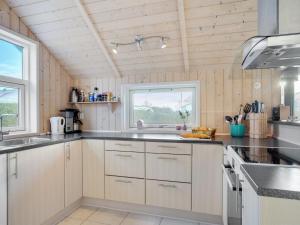 Η κουζίνα ή μικρή κουζίνα στο Holiday Home Gertrud - from the sea by Interhome