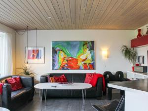 uma sala de estar com um sofá e uma mesa em Apartment Andersine - 1km from the sea in NW Jutland by Interhome em Lokken