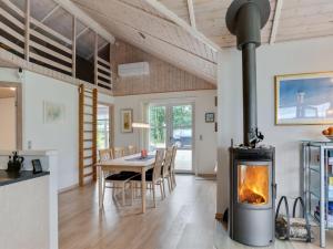 Casa con cocina y comedor con chimenea. en Holiday Home Anjetta - from the sea in NE Jutland by Interhome, en Hals