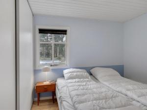 - une chambre avec 2 lits blancs et une fenêtre dans l'établissement Holiday Home Marise - from the sea in NE Jutland by Interhome, à Hals