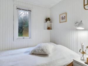 Postel nebo postele na pokoji v ubytování Holiday Home Wanona - 1-9km from the sea in NE Jutland by Interhome