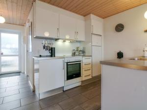 Kuchyň nebo kuchyňský kout v ubytování Apartment Hariett - 900m from the sea by Interhome