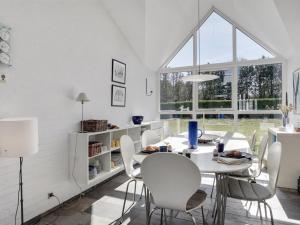 une salle à manger blanche avec une table et des chaises dans l'établissement Holiday Home Angelarij - all inclusive - from the sea by Interhome, à Hadsund