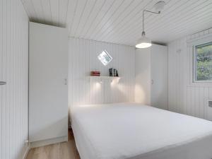 Postel nebo postele na pokoji v ubytování Holiday Home Dirch - 1-5km from the sea in NW Jutland by Interhome