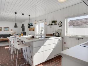 Kuchyň nebo kuchyňský kout v ubytování Apartment Marjon - 400m from the sea in NW Jutland by Interhome