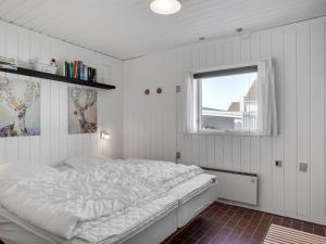 Postel nebo postele na pokoji v ubytování Apartment Marjon - 400m from the sea in NW Jutland by Interhome