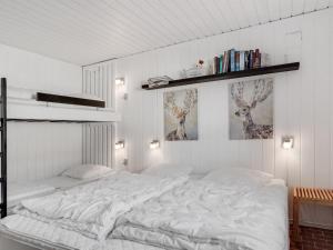 Postel nebo postele na pokoji v ubytování Apartment Marjon - 400m from the sea in NW Jutland by Interhome