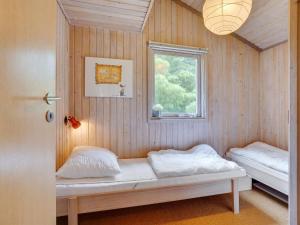 Postel nebo postele na pokoji v ubytování Holiday Home Svantepolk - 1-1km from the sea in NW Jutland by Interhome