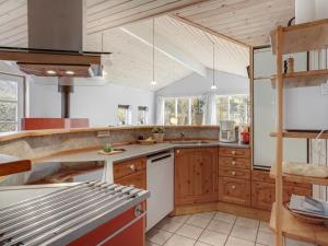 Kuchyň nebo kuchyňský kout v ubytování Holiday Home Samine - 100m from the sea by Interhome