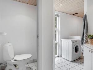 Koupelna v ubytování Holiday Home Samine - 100m from the sea by Interhome