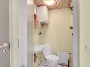 Koupelna v ubytování Holiday Home Samine - 100m from the sea by Interhome