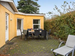 Zahrada ubytování Holiday Home Samine - 100m from the sea by Interhome