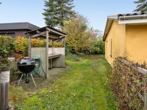 Zahrada ubytování Holiday Home Samine - 100m from the sea by Interhome