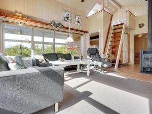 sala de estar con sofá y mesa en Holiday Home Krister - 250m to the inlet in The Liim Fiord by Interhome en Farsø