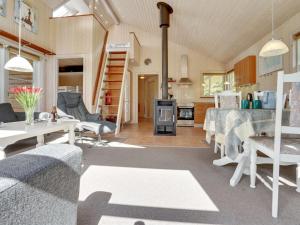 sala de estar con mesa y cocina en Holiday Home Krister - 250m to the inlet in The Liim Fiord by Interhome en Farsø