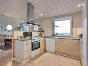 Кухня или мини-кухня в Holiday Home Awenita - 50m to the inlet in The Liim Fiord by Interhome
