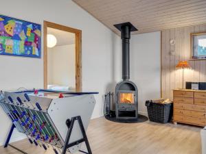 - un salon doté d'un poêle à bois dans l'établissement Holiday Home Awenita - 50m to the inlet in The Liim Fiord by Interhome, à Løgsted