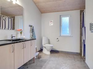 La salle de bains est pourvue de toilettes et d'un lavabo. dans l'établissement Holiday Home Awenita - 50m to the inlet in The Liim Fiord by Interhome, à Løgsted