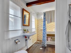 La salle de bains est pourvue d'un lavabo et d'un miroir. dans l'établissement Holiday Home Agrippa - 30m to the inlet in The Liim Fiord by Interhome, à Løgstør