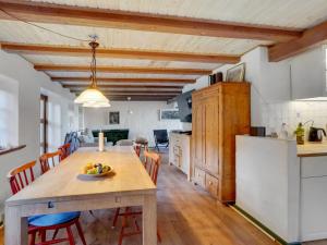 - une cuisine et une salle à manger avec une table et des chaises dans l'établissement Holiday Home Agrippa - 30m to the inlet in The Liim Fiord by Interhome, à Løgstør