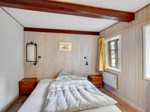 - une chambre avec un lit et une fenêtre dans l'établissement Holiday Home Agrippa - 30m to the inlet in The Liim Fiord by Interhome, à Løgstør
