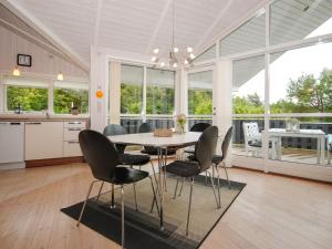 uma cozinha e sala de jantar com mesa e cadeiras em Holiday Home Evelina - 150m to the inlet in The Liim Fiord by Interhome em Løgsted