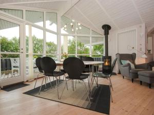 uma sala de estar com uma mesa de jantar e cadeiras em Holiday Home Evelina - 150m to the inlet in The Liim Fiord by Interhome em Løgsted