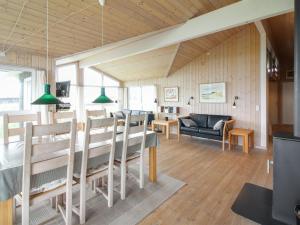 ein Esszimmer und ein Wohnzimmer mit einem Tisch und Stühlen in der Unterkunft Holiday Home Fanija - 200m from the sea in NW Jutland by Interhome in Hjørring