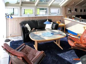 Posezení v ubytování Holiday Home Vrage - 800m from the sea by Interhome