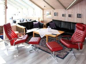 Posezení v ubytování Holiday Home Vrage - 800m from the sea by Interhome