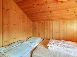 Postel nebo postele na pokoji v ubytování Holiday Home Vrage - 800m from the sea by Interhome