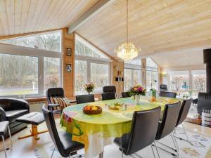 Holiday Home Magh in The Liim Fiord by Interhome في Års: غرفة طعام مع طاولة وكراسي صفراء