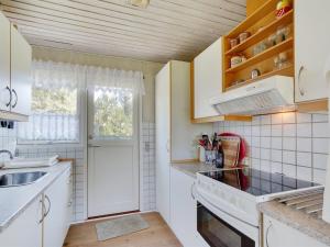 una cucina con elettrodomestici bianchi e una finestra di Holiday Home Josefiina - 450m to the inlet in The Liim Fiord by Interhome a Løgsted
