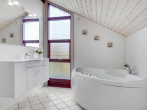 Koupelna v ubytování Holiday Home Thurir - 4km from the sea by Interhome