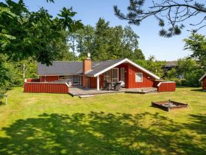 Zahrada ubytování Holiday Home Thurir - 4km from the sea by Interhome