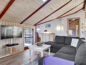 TV a/nebo společenská místnost v ubytování Holiday Home Thurir - 4km from the sea by Interhome