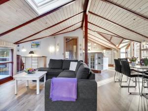 Posezení v ubytování Holiday Home Thurir - 4km from the sea by Interhome