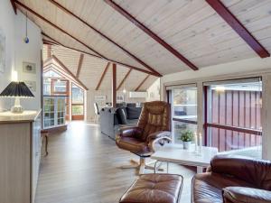 Posezení v ubytování Holiday Home Thurir - 4km from the sea by Interhome