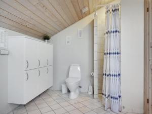 Koupelna v ubytování Holiday Home Thurir - 4km from the sea by Interhome