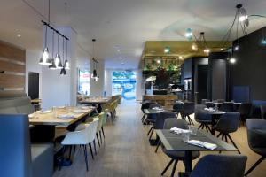 uma sala de jantar com mesas e cadeiras e um restaurante em Hotel SB Corona Tortosa em Tortosa
