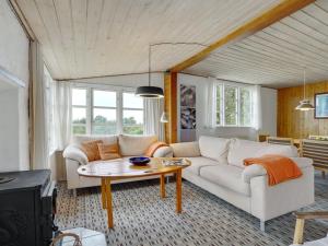 un soggiorno con divano bianco e tavolo di Holiday Home Githa - 100m to the inlet in The Liim Fiord by Interhome a Løgstør