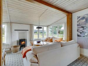 un soggiorno con divano bianco e camino di Holiday Home Githa - 100m to the inlet in The Liim Fiord by Interhome a Løgstør