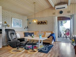 Posezení v ubytování Holiday Home Anselma - 800m to the inlet by Interhome