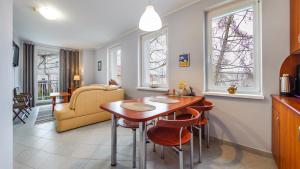 Posedenie v ubytovaní Apartamenty Sun & Snow w Rezydencji Bielik